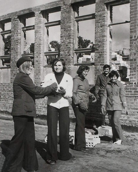 Budowa Przedszkola nr 4 - ok. 1979 r.<BR> Przy budowie Przedszkola nr 4 pomagay sierpeckie szkoy i zakady pracy.
