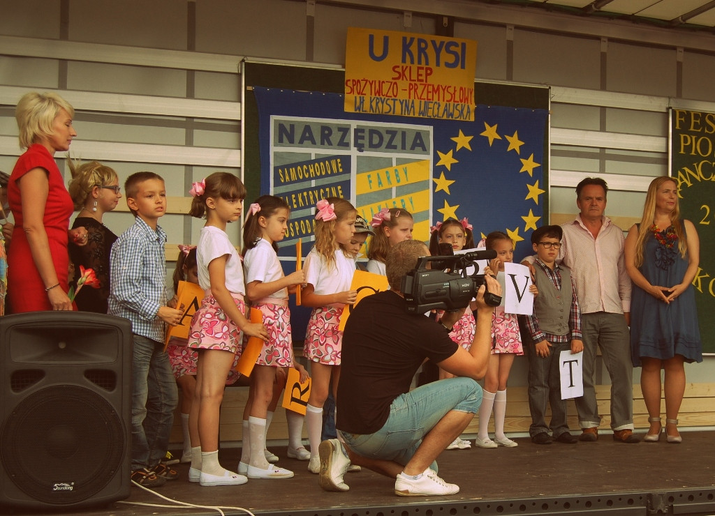 Na festiwalowej scenie dzieci ze Szkoły Podstawowej nr 2 w Sierpcu, Skępe 15.07.2012 r.