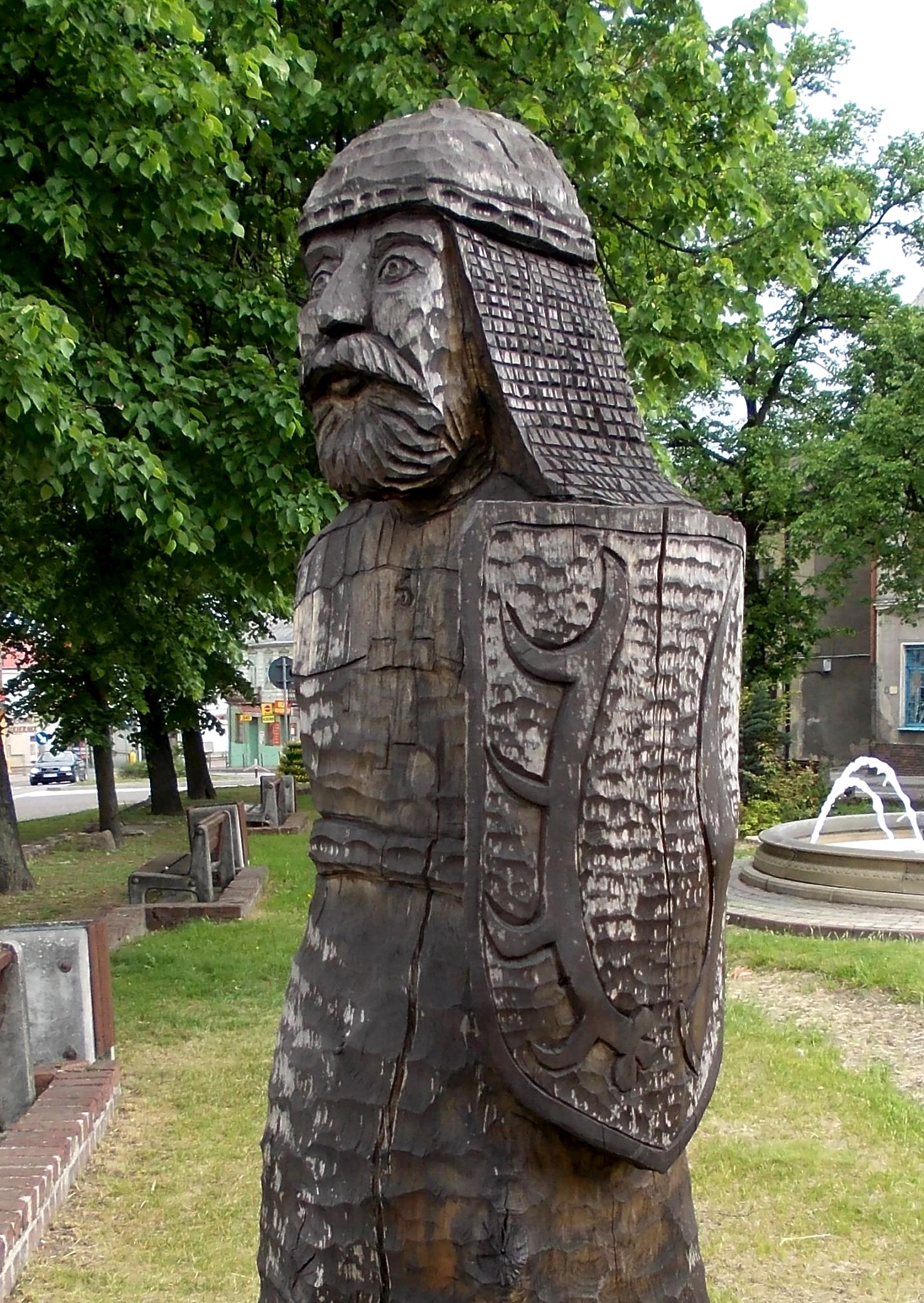 Postać Jaśka Pilika w zbroi z tarczą z herbem Rogala. Zdjęcie wykonane w 2012 r.