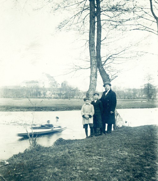 Prywatna fotografia z roku 1932. Przedstawia Stanisawa Biaoskrskiego z synami Henrykiem i Janem.<BR> W tle klasztor.