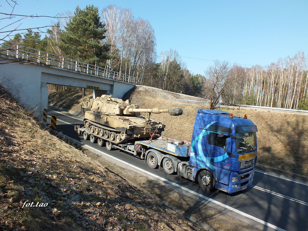Tras DK10 przez Sierpc przejecha transport z ciekawym adunkiem. Przygodni obserwatorzy naliczyli ponad 30 sztuk, marzec 2022 r.