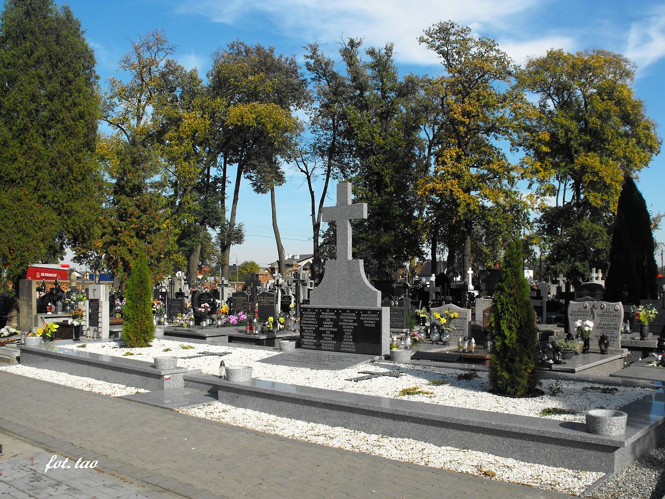 Widok oglny mogiy zbiorowej pomordowanych w sierpeckim wizieniu na cmentarzu parafialnym w Sierpcu, 6.10.2018 r.