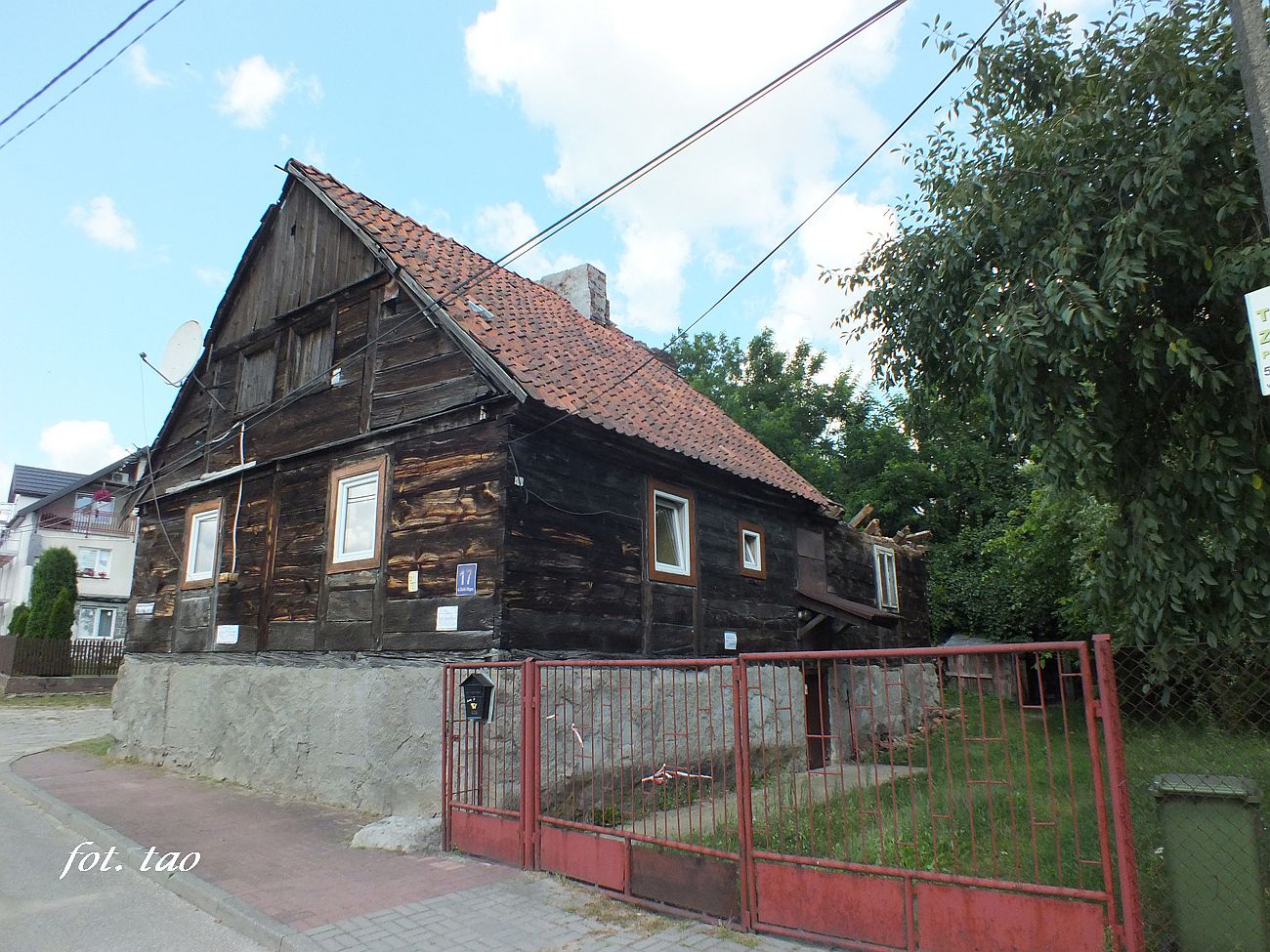 Niszczejcy dom przy ul. wirki i Wigury, 17 sierpie 2021 r.