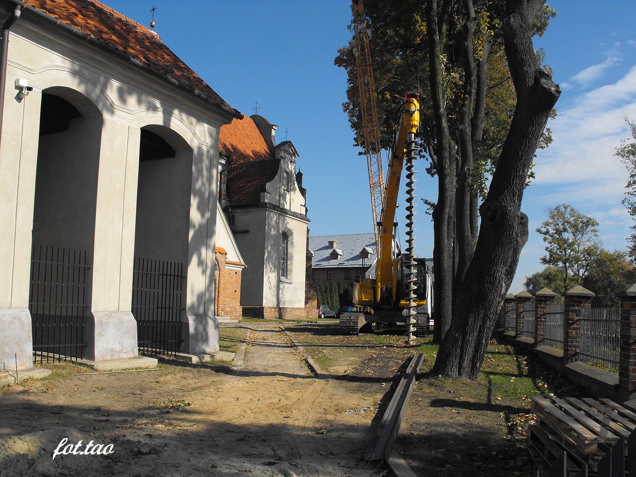 Dwig i wider ziemny to najwaniejsze maszyny uywane do prac ziemnych na klasztornym wzgrzu, padziernik 2013 r.