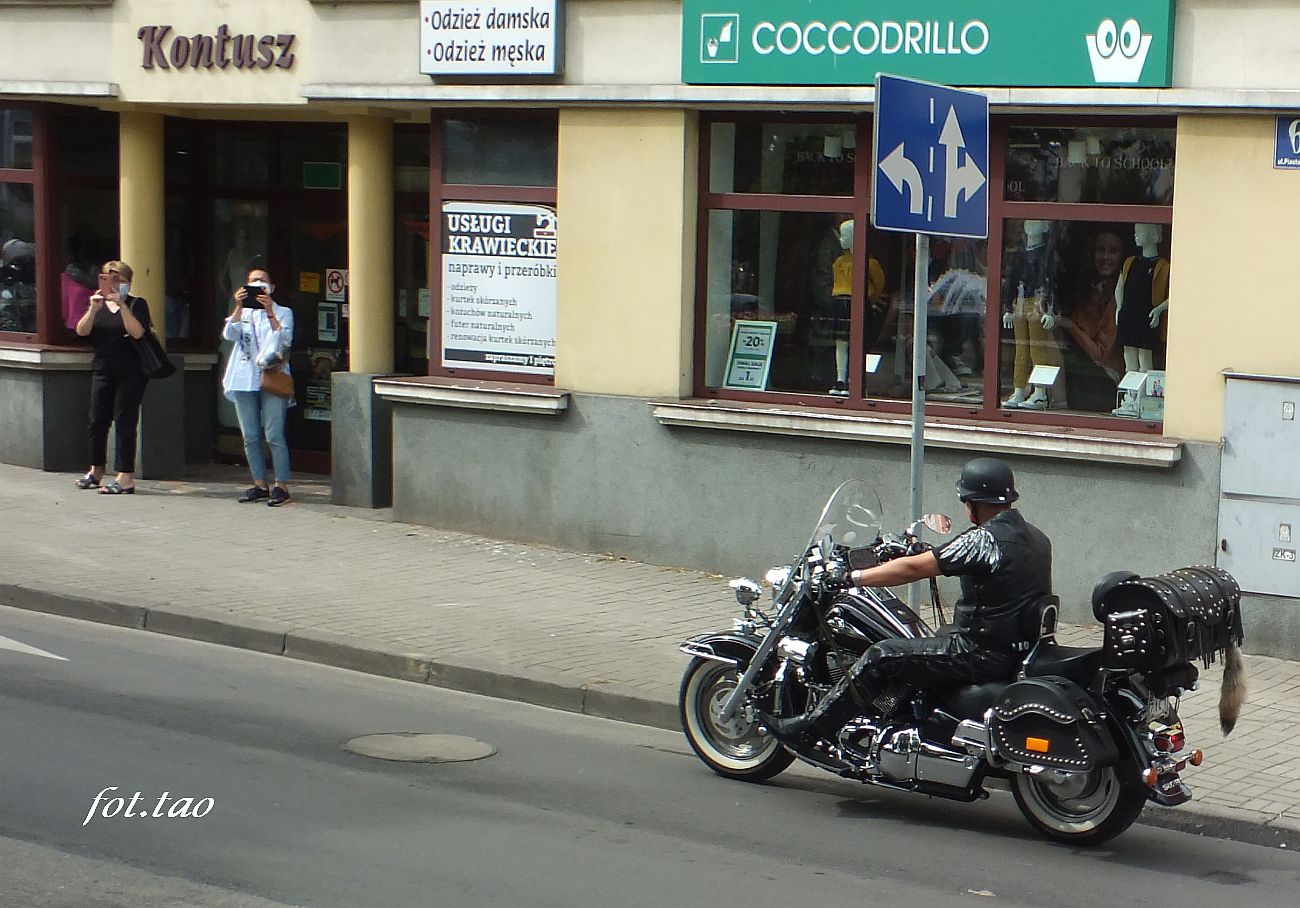 Atrakcyjny mczyzna na gonej maszynie zawsze zwraca uwag pa i tak byo w Sierpcu w czasie parady motocykli podczas XII Szlifowego Zlotu Motocyklowego, 28.08.2021 r. 28-VIII-2021r