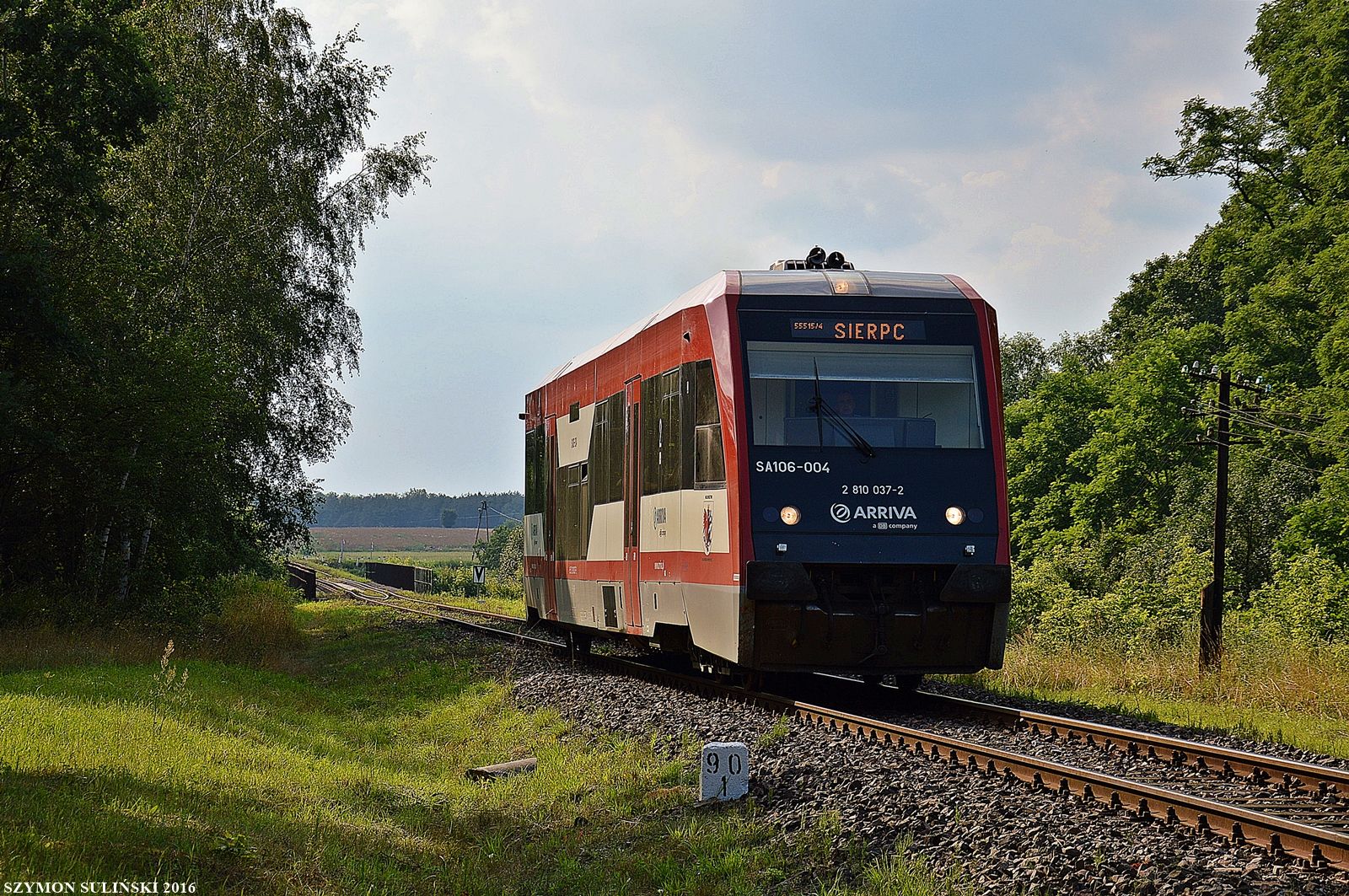Szynobus SA106-004 pracujący dla spółki Arriva RP zbliża się do stacji Sierpc, pociąg osobowy 55514 relacji Toruń Główny-Sierpc, fot. z dnia 13 lipca 2016 r.