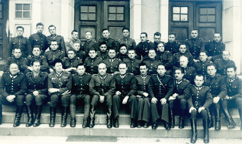 Okres midzywojenny - 14 Samodzielny Batalion Saperw w Jeleniej Grze.<BR>Kpt. Eugeniusz Gruk z Sierpca pierwszy z lewej w pierwszym rzdzie.