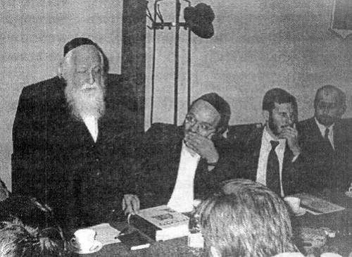 Rabin Schlesiger, praprawnuk cadyka pochowanego w Sierpcu.<BR>Przemawia w sali posiedze Starostwa Powiatowego w Sierpcu, w czasie swej wizyty 1 IX 1999 r.