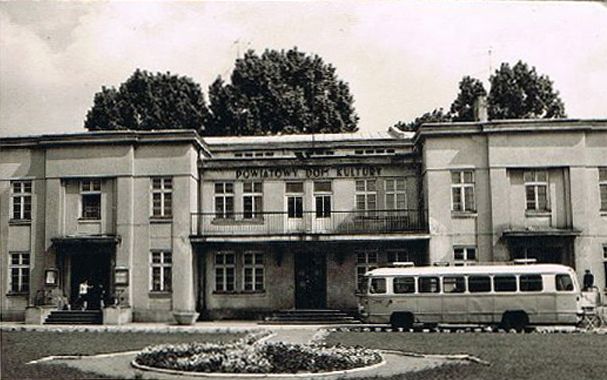 Powiatowy Dom Kultury na pocztwce z lat 1960-65.