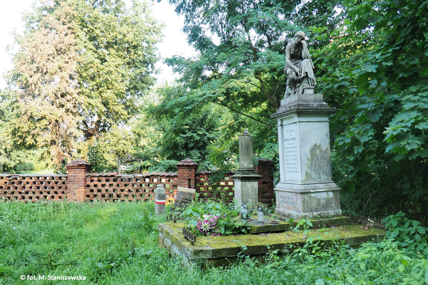 Przykocielny cmentarz w Sikorzu, zaoony na przeomie XIV i XV wieku. Posiada ogrodzenie z cegy oraz bram datowan na rok 1767. Najpikniejszym  nagrobkiem z biaego marmuru jest grb Jadwigi Piwnickiej, zmarej w 1874 r.