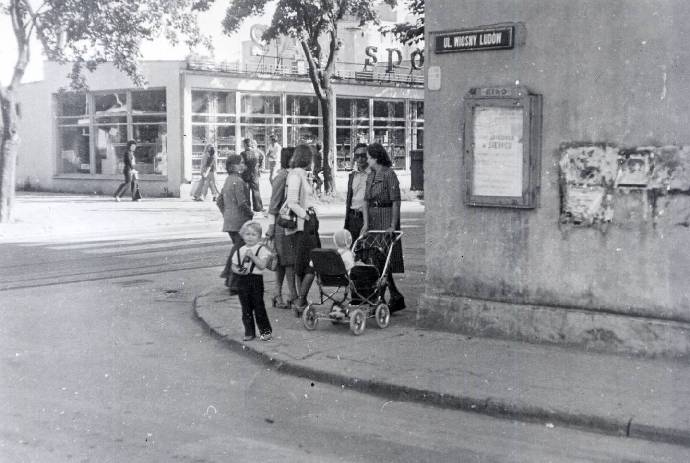 Skrzyżowanie ulic Wiosny Ludów i Armii Czerwonej (obecnie Piastowskiej). Ok. 1978 r.<BR>W tle ówczesny 