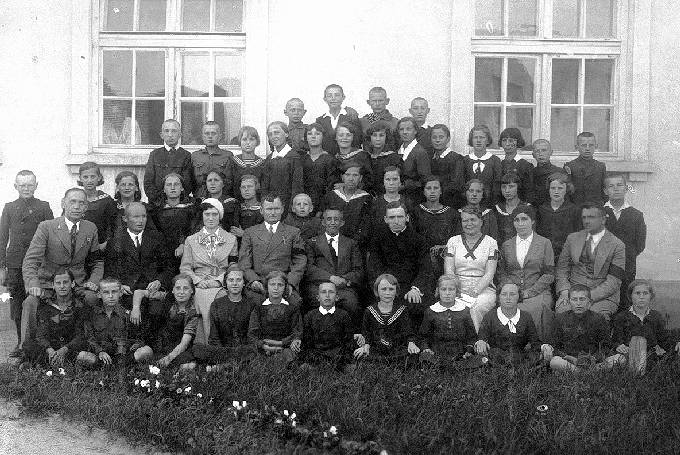Klasa VII SP nr 1. 15 VI 1935 r. <BR>W biaej sukni - Jadwiga Aurelia Koodziejska.