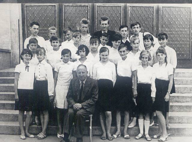Klasa VII c przed Szko Podstawow nr 3. Siedzi wychowawca Henryk Rudowski. 1964 r.