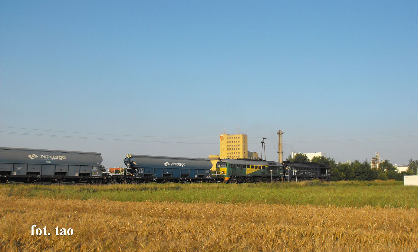 Stacja Sierpc. Lokomotywy towarowe 2x ST44 ze skadem cukru udaj si w stron Racia do cukrowni w Glinojecku, sierpie 2013 r.