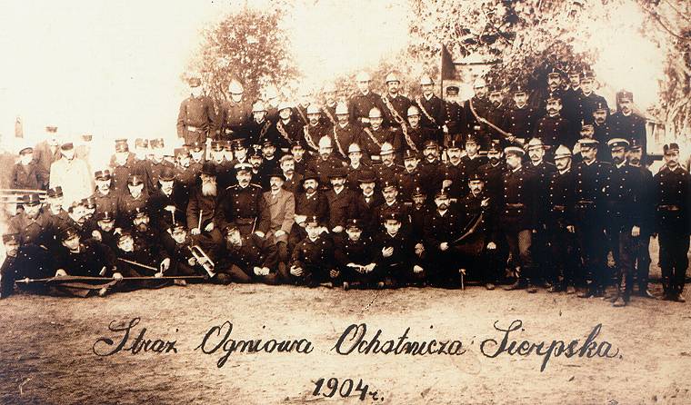 Straż Ogniowa Ochotnicza Sierpska w roku 1904.<BR>Założona  30 IX 1900 r. <BR>W okresie zaborów była jedyną działającą legalnie polską organizacją.