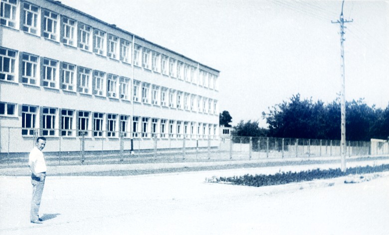 Naczelnik Sierpca, Eugeniusz Stryjewski na tle nowo wybudowanego budynku Liceum Ogólnokształcacego.  1976 rok.
