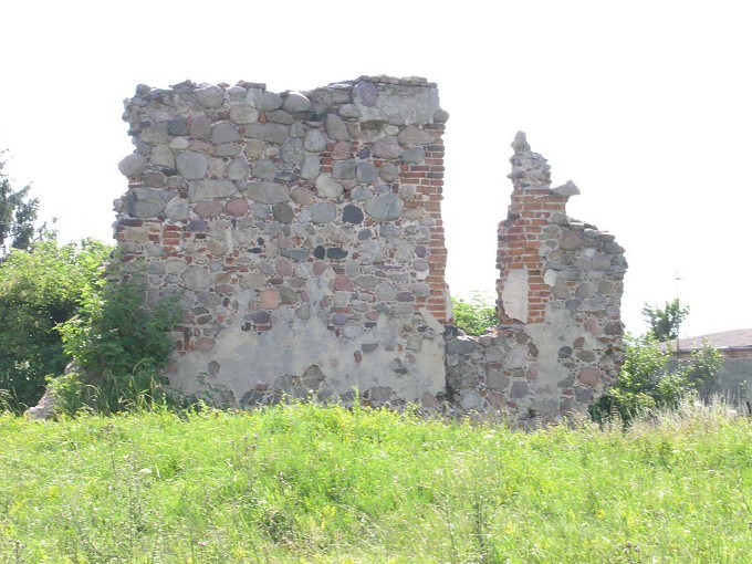 Ruiny kościoła pw. Św. Krzyża. W miejscu tym istniała także kaplica pw. Św. Krzyża, tak więc możliwe, iż są to pozostałości po niej.