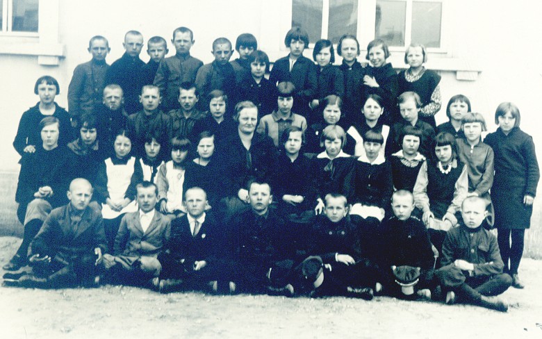 Klasa IV w Szkole Podstawowej nr 1, rok 1930. Wychowawczyni p.Dramińska.<BR>  Wśród uczniów między innymi Kamila Białoskórska.