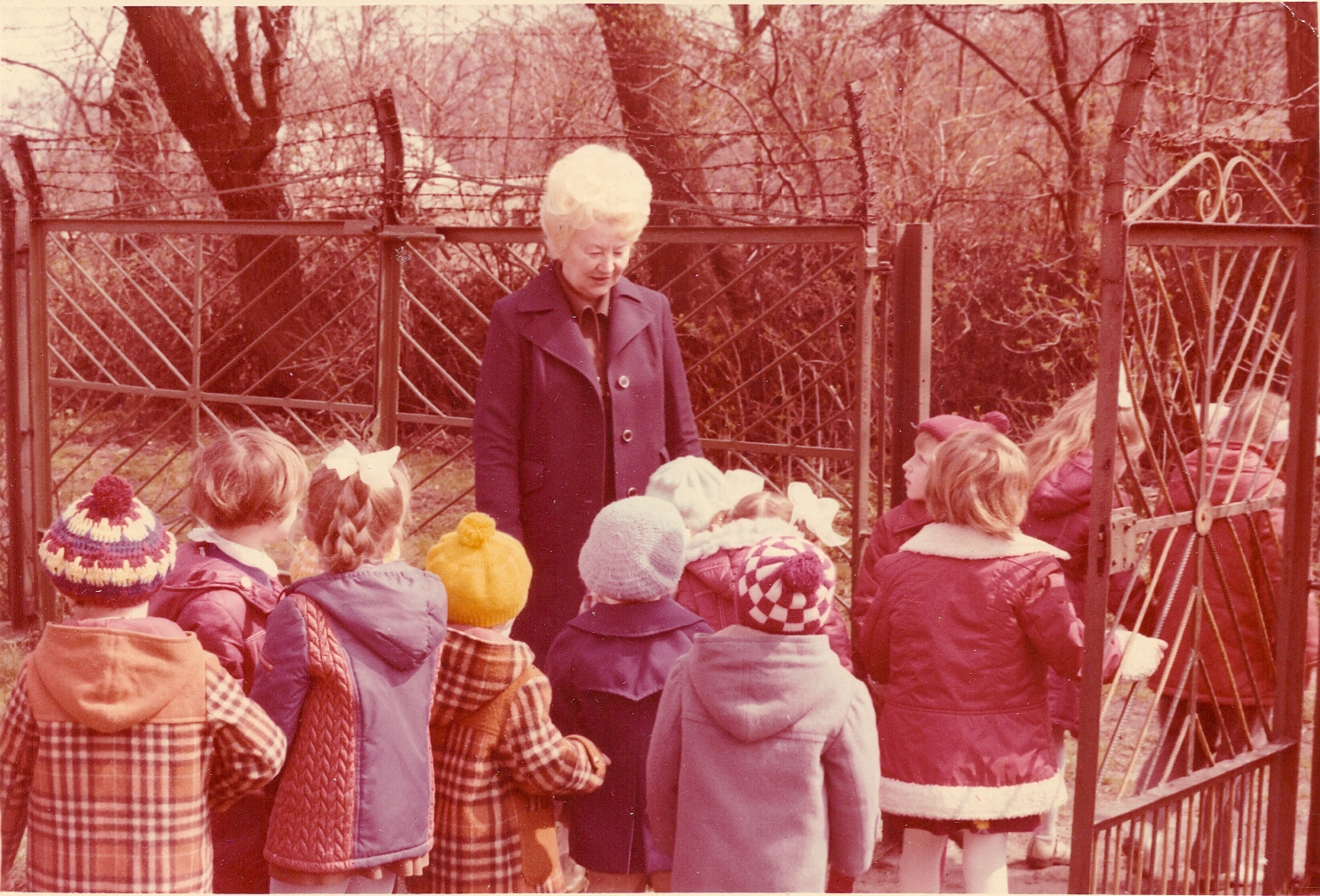 Alfreda Helena Szramowska z dziemi uczszczajcymi  do Miejskiego Przedszkola nr 1 w Sierpcu, ktrego w latach 1959-1985 bya dyrektorem, fot. 1978 r.