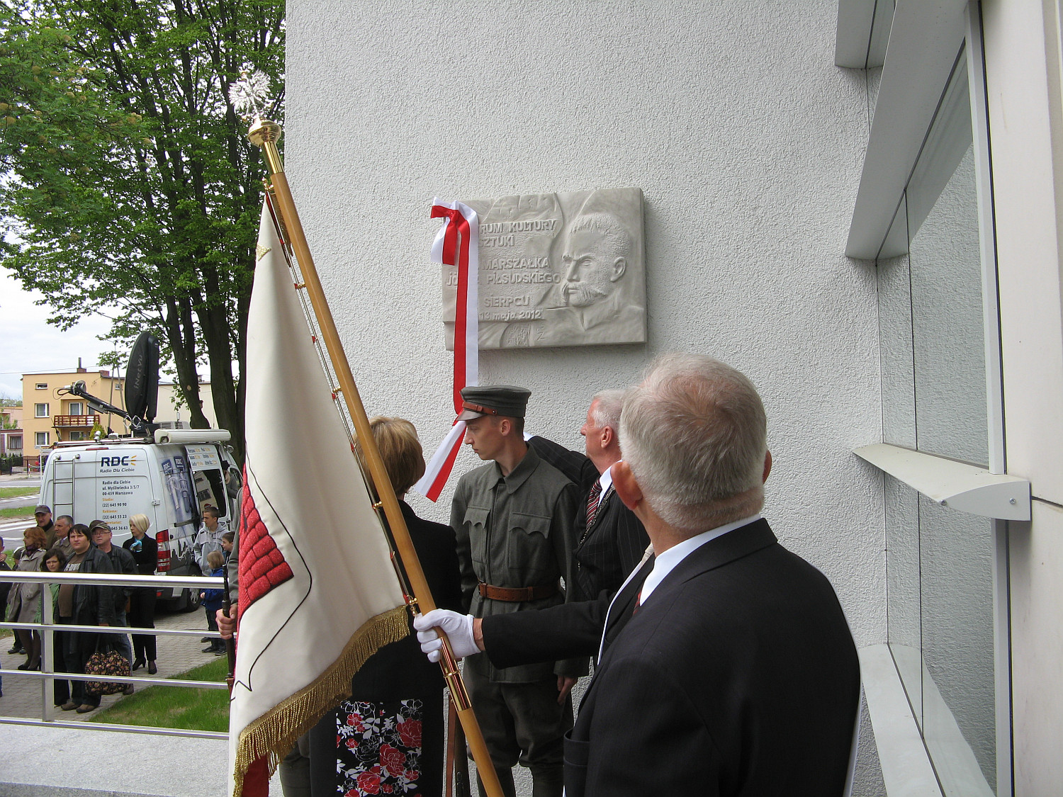 Moment odsonicia tablicy z imieniem patrona na budynku Centrum Kultury i Sztuki w Sierpcu, 13.05.2012 r.