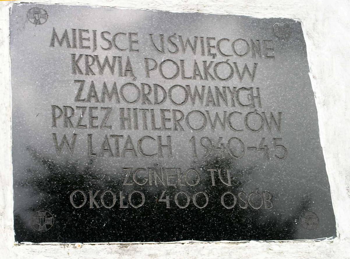Tablica na murze klasztoru, poświęcona zamordowanym przez Niemców podczas II wojny światowej.<BR>Od  od końca XIX w. do 1945 r. klasztor pełnił funkcję więzienia.