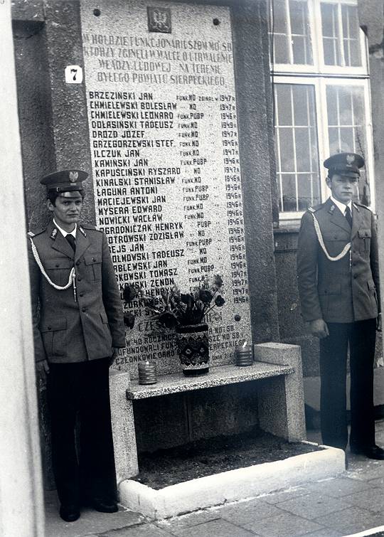Tablica powicona funkcjonariuszom  MO i UB, ktrzy zginli w latach 1946-1947, w czasie 