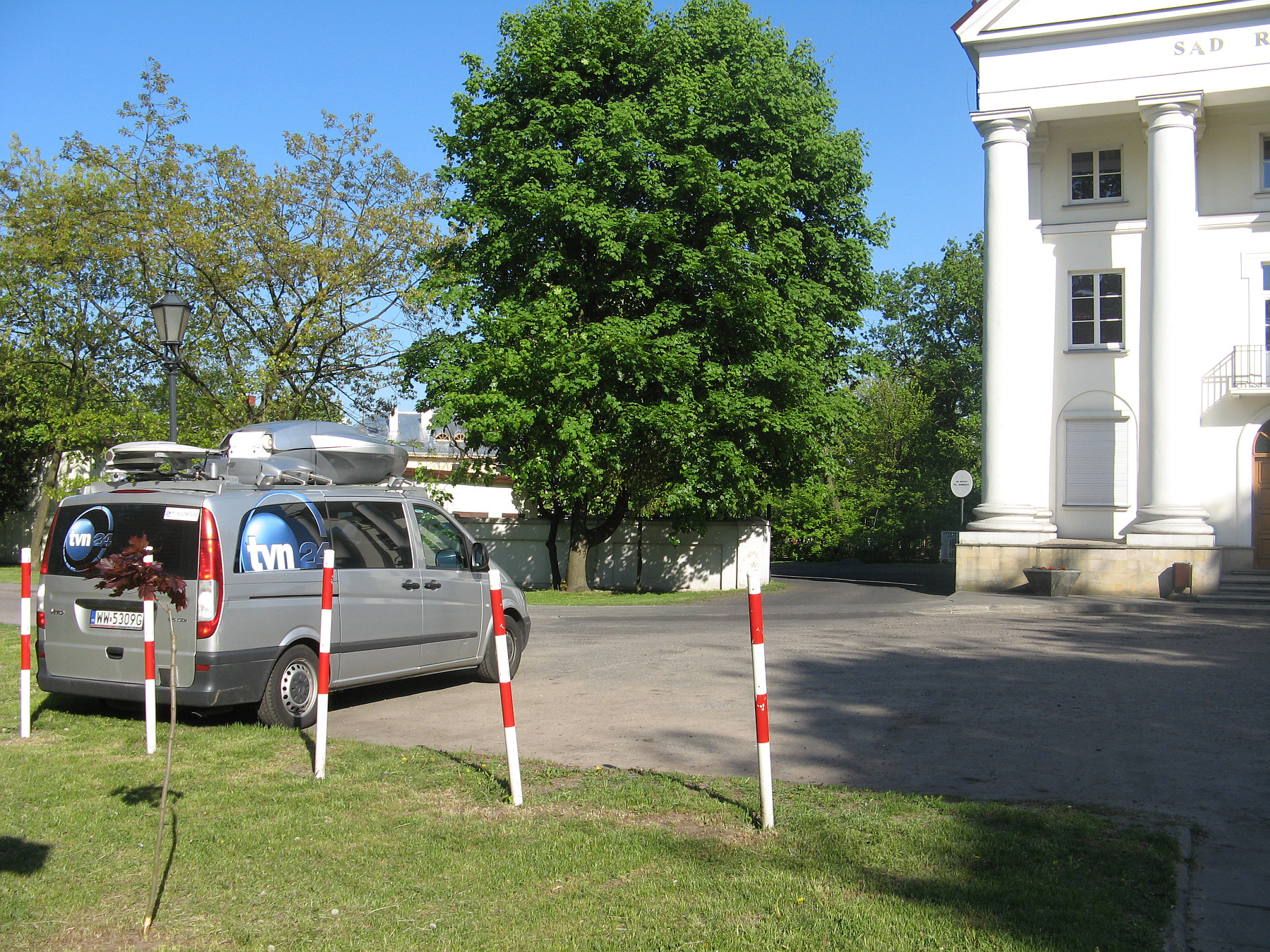 Wz transmisyjny TVN 24 przed budynkiem Sdu Rejonowego w Sierpcu w pierwszym dniu procesu z udziaem Jarosawa Wasy, 8.05.2012 r.