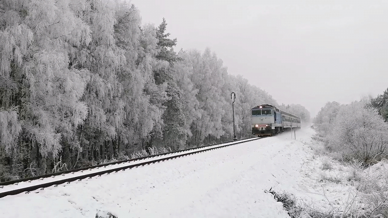Pociąg pospieszny TLK Flisak mija tarczę ostrzegawczą semafora wjazdowego na stację Sierpc, od strony Brodnicy, 12.12.2021 r.