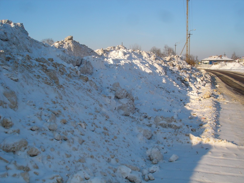 Góry śniegu na ulicy Dworcowej, styczeń 2010 r.