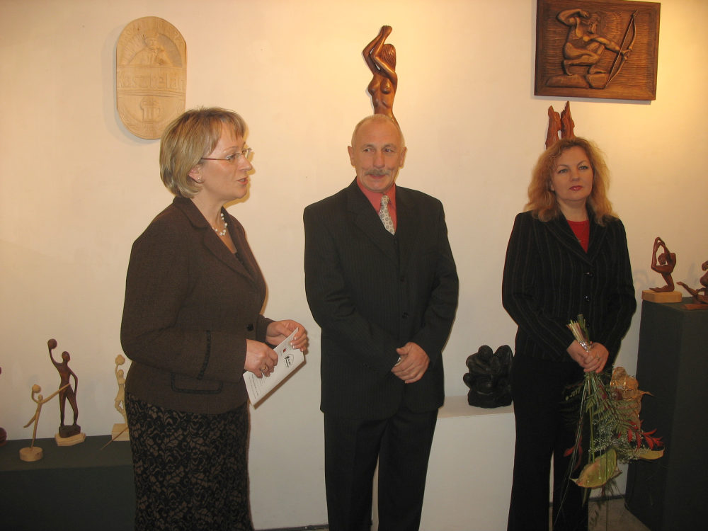 Krzysztof Adamski w towarzystwie dyrektor DK Ewy Wysockiej i Boeny Nowak podczas otwarcia wystawy