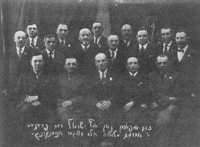 Zarząd Związku Rzemieślników Żydowskich w Sierpcu. <BR>Zdjęcie pożegnalne, przed wyjazdem do Palestyny przewodniczącego  związku-Abrahama  Mławy. 1934 r.